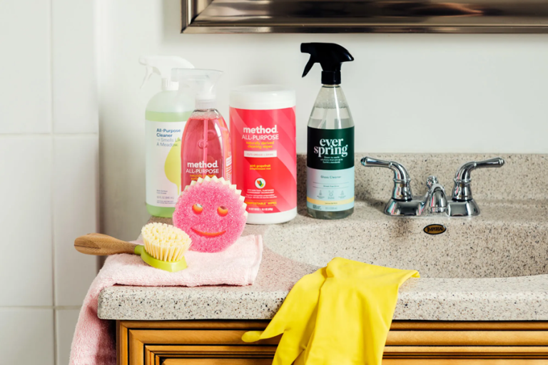 How to Clean Your Bathroom From Top to Bottom